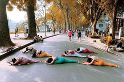 Nhóm phụ nữ ngồi giữa đường tập yoga gây tranh cãi