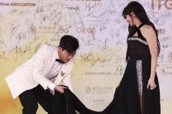Tô Hữu Bằng chỉnh váy cho Trần Nghiên Hy trên thảm đỏ