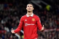 Ronaldo khiêu chiến MU: Khôn ngoan hay phá hoại?