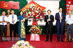 Đồng chí Chủ tịch UBND tỉnh thăm, chúc mừng các thầy, cô giáo nhân kỷ niệm 40 năm Ngày Nhà giáo Việt Nam