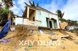 Triều cường kéo sập nhà dân ở Quảng Ngãi