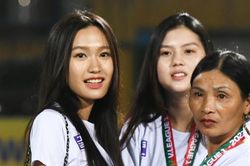 Doãn Hải My quấn quít bên mẹ của Đoàn Văn Hậu trong ngày đại thắng của Hà Nội FC
