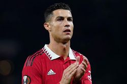 Ronaldo cản đà thăng tiến của MU