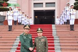 Trung tướng Huỳnh Chiến Thắng hội đàm với Chủ tịch Hội đồng thể thao quân sự Quân đội Hoàng gia Campuchia