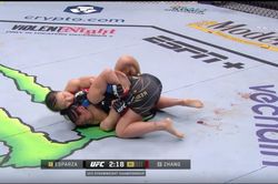 Võ sĩ Trung Quốc hạ knock-out đối thủ bằng tuyệt chiêu 'trăn siết cổ'