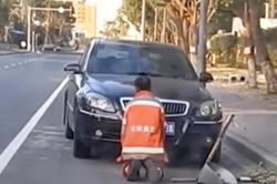 Phẫn nộ cặp vợ chồng bắt nam lao công quỳ xin lỗi vì làm bẩn xe sang