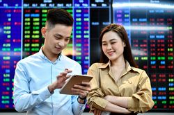 Cầu bắt đáy đột biến, gần 300 cổ phiếu tăng trần