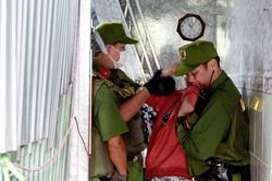 Cảnh sát giải cứu người phụ nữ cầm kéo đòi tự sát