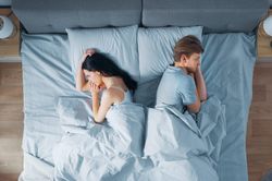 Vợ chồng giận nhau có nên ngủ riêng hay không?