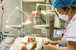 2 giờ liên tục thay máu toàn phần cứu trẻ 6 ngày tuổi