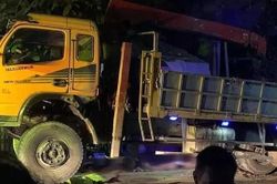Tông trực diện vào xe tải, 3 thanh niên văng vào cabin chết tại chỗ