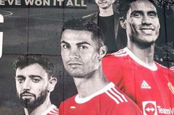 Man United gỡ hình Ronaldo tại Old Trafford