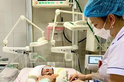 Thay máu toàn phần cứu trẻ 6 ngày tuổi