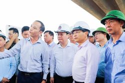 Bộ trưởng Bộ GTVT Nguyễn Văn Thắng kiểm tra tiến độ dự án cao tốc Bắc - Nam đoạn qua tỉnh Nghệ An