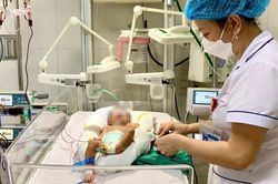 Bị vàng da bệnh lý, bé sơ sinh 6 ngày tuổi phải thay máu toàn phần
