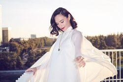 Sao Hollywood khéo chọn trang phục tinh tế che bụng bầu