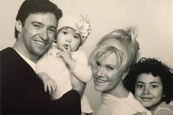 Mối tình của 'người sói' Hugh Jackman với người vợ lớn hơn 13 tuổi