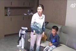 Cậu bé mê tivi không tắm rửa học hành, hình phạt của bố mẹ gây ý kiến trái chiều