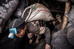 Cuộc sống cận kề cái chết của thợ khai thác than ở Afghanistan