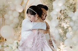 Chồng MC nổi tiếng ôm chặt Lê Âu Ngân Anh khóc trong lễ cưới