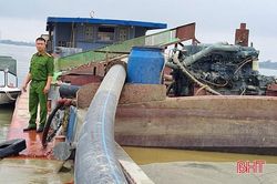 Bắt giữ tàu vỏ thép khai thác cát trái phép trên sông Lam
