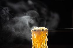 Yêu cầu báo cáo về mì ăn liền Gấu Đỏ do phát hiện hàm lượng EO không phù hợp tiêu chuẩn