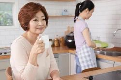 Chồng tôi gặp khó khăn, mẹ chồng muốn giúp nhưng tôi không đồng ý