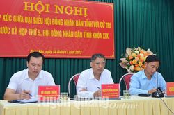 Các đồng chí lãnh đạo tỉnh tiếp xúc cử tri huyện Yên Sơn, Na Hang