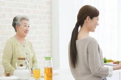 Thấy mẹ chê vợ, chồng đáp một lời khiến vợ rơi nước mắt