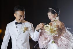 Lê Âu Ngân Anh và chồng khóc trong lễ cưới
