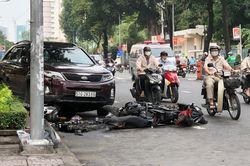 Ôtô gây tai nạn liên hoàn, đôi nam nữ nguy kịch ở TP.HCM