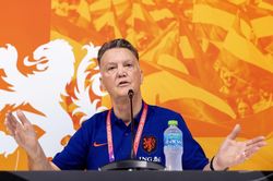 Đòn tâm lý của HLV Van Gaal tới tuyển Hà Lan