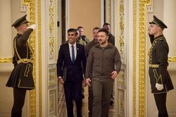 Xung đột Nga-Ukraine: Thủ tướng Anh bất ngờ đến Kiev, Mỹ sẽ ngăn Nga 'áp đảo' Ukraine