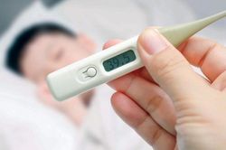 Những lầm tưởng nguy hiểm của cha mẹ khi trẻ sốt cao, co giật