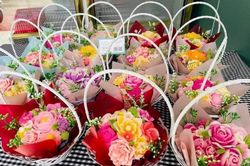 Những bó hoa độc đáo hút khách dịp 20/11