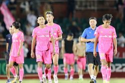 Giảm 50% tiền lót tay, cầu thủ Sài Gòn FC nhận giấy thanh lý ngay trên sân