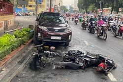 TPHCM: Ôtô tông gãy 2 biển báo, hất văng xe máy cùng đôi nam nữ dừng ven đường