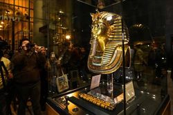 Chi tiết kỳ quái trên mặt nạ vàng Tutankhamun khiến chuyên gia 'rối não'