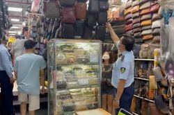 TP Hồ Chí Minh: Tạm giữ hàng ngàn sản phẩm nghi giả mạo nhãn hiệu nổi tiếng