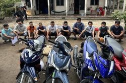 Nhộn nhạo sới gà trong căn nhà bỏ hoang