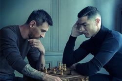 Bức hình hot nhất hôm nay: Lionel Messi và Cristiano Ronaldo cùng ngồi đánh cờ và đều 'toan tính' về cơ hội cuối cùng tại World Cup 2022