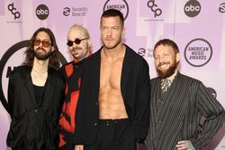 Sao nam lộ cơ bụng ở thảm đen American Music Awards 2022