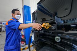 Giá xăng giảm 40 đồng/lít