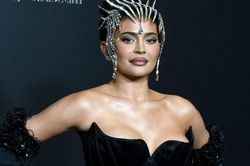 Váy nịt ngực giúp Kylie Jenner lọt top sao mặc đẹp nhất