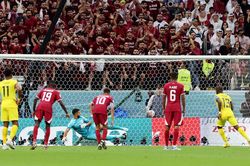 Qatar bại trận trong ngày mở màn World Cup