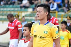 Trung vệ Hoàng Văn Khánh chia tay Sông Lam Nghệ An sau 15 năm gắn bó