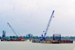 Trên công trường cầu dài nhất qua Sông Lam nối Nghệ An - Hà Tĩnh