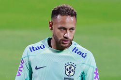 Neymar thu hút lượng lớn người hâm mộ trong buổi tập của Brazil