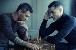Sự thật đằng sau bức ảnh Messi và Ronaldo chơi cờ