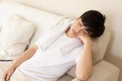Anh hàng xóm qua rủ đi làm cùng, chồng tôi đáp trả một câu đắng ngắt
